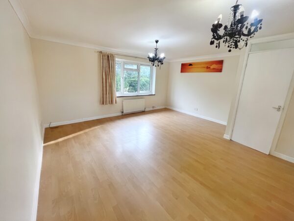 2 Bedroom Flat - Hull Close, Slough