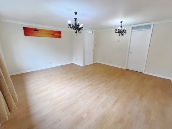 2 Bedroom Flat - Hull Close, Slough