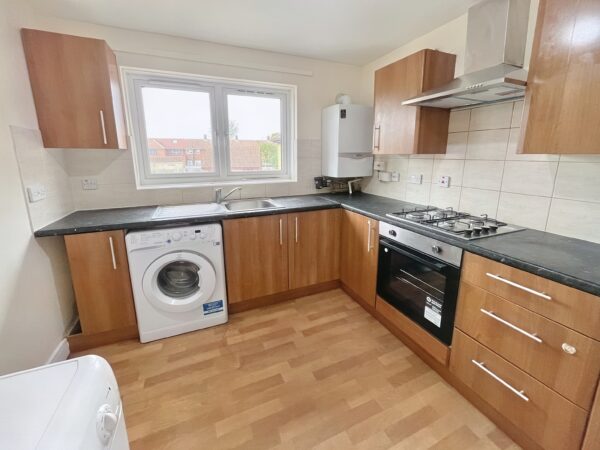 2 Bedroom Flat - Hull Close, Slough