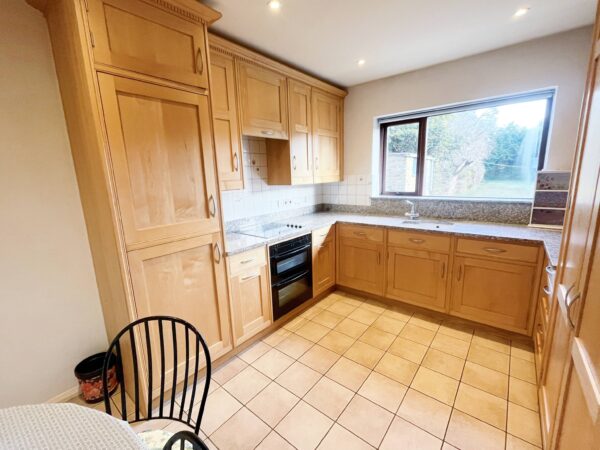 SHORT TERM LET  - 4 Bedroom House - Mayflower Way, Farnham Common