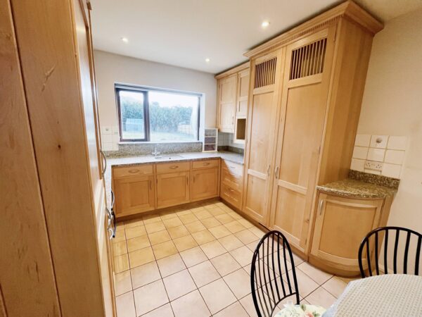 SHORT TERM LET  - 4 Bedroom House - Mayflower Way, Farnham Common