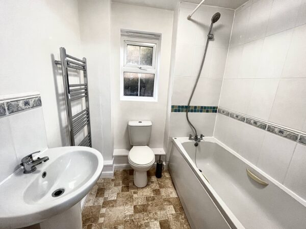 2 Bedroom Flat - Sydenham Gardens, Slough