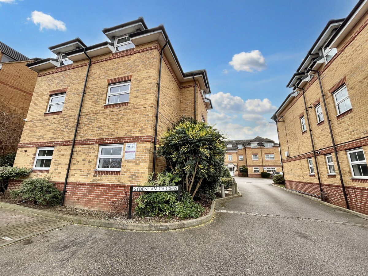 2 Bedroom Flat - Sydenham Gardens, Slough