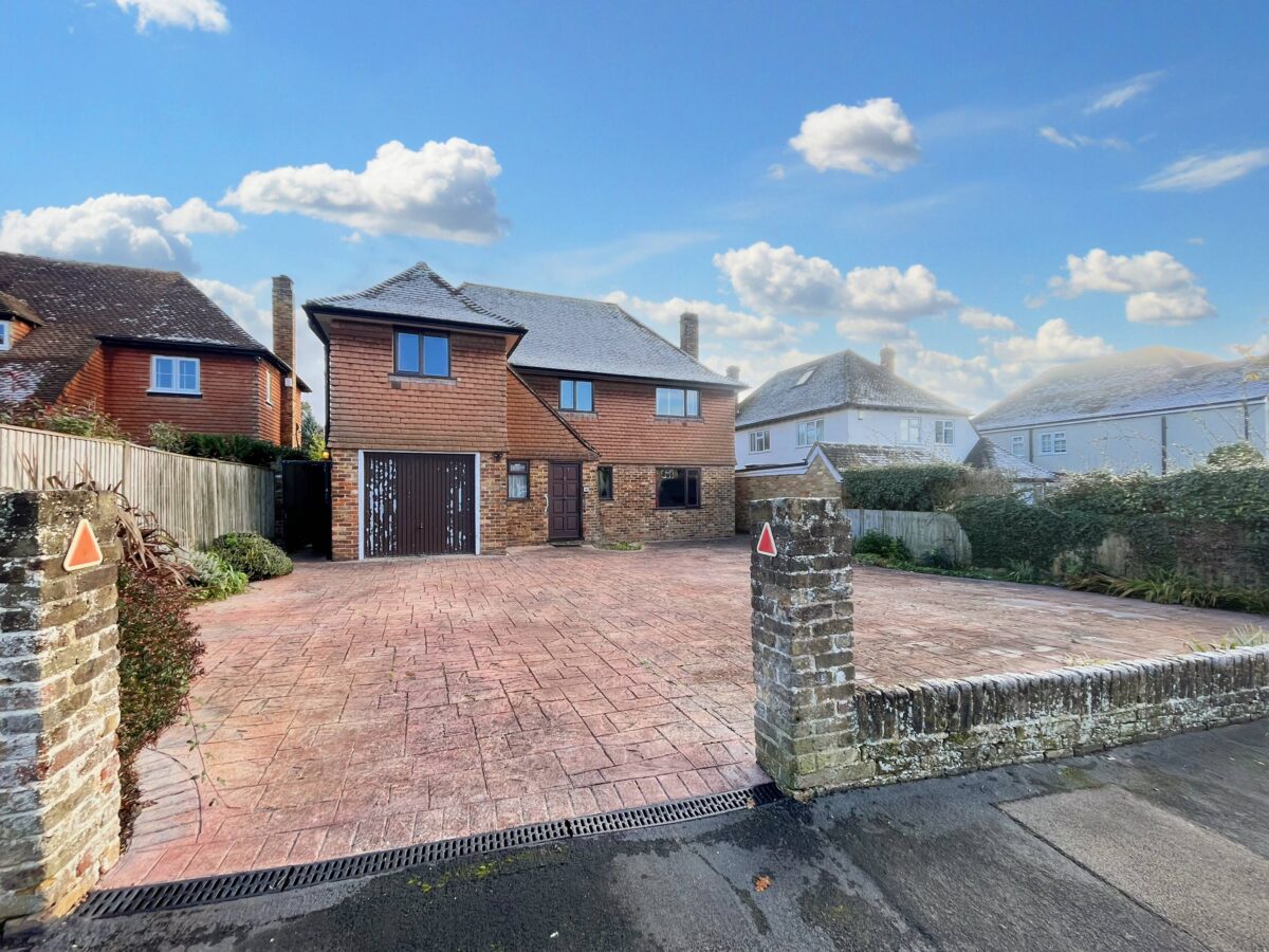 SHORT TERM LET  - 4 Bedroom House - Mayflower Way, Farnham Common