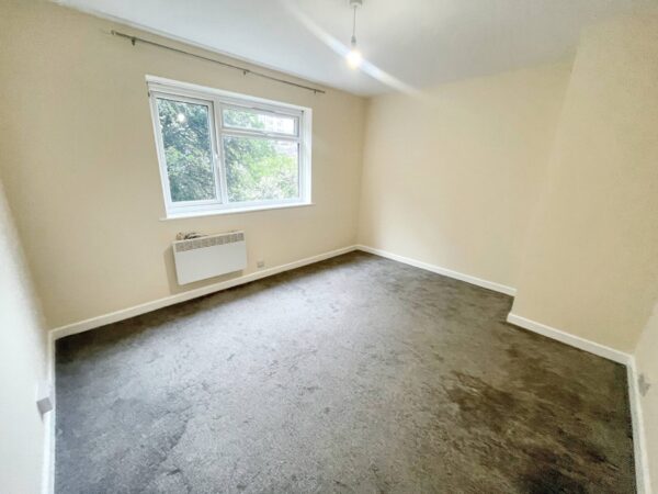 2 Bed Flat - Rosehill Court, Slough