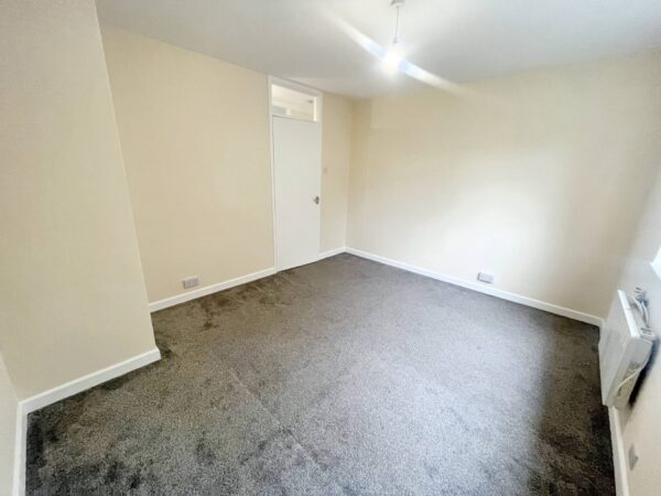 2 Bed Flat - Rosehill Court, Slough