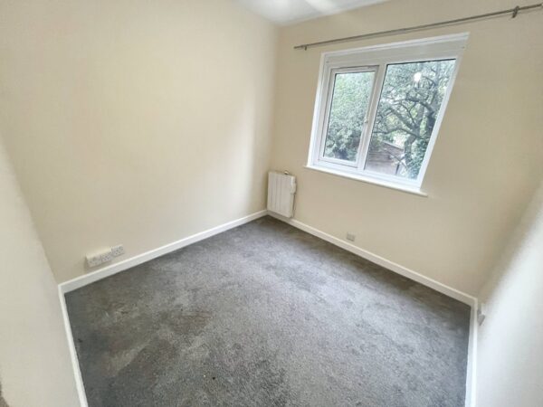 2 Bed Flat - Rosehill Court, Slough