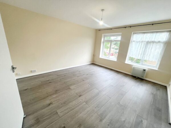 2 Bed Flat - Rosehill Court, Slough