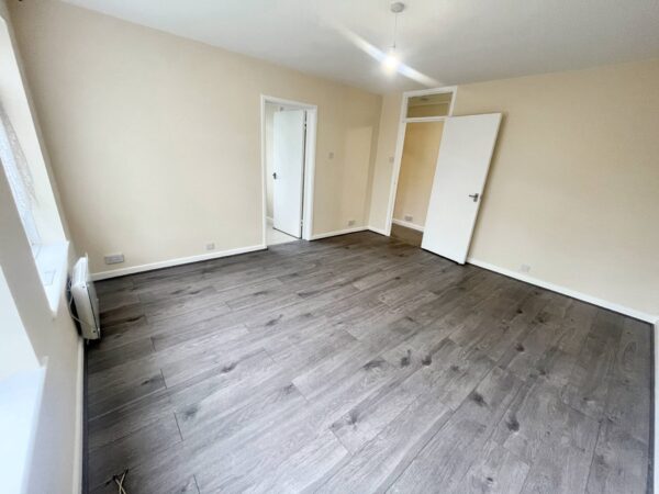 2 Bed Flat - Rosehill Court, Slough