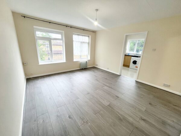 2 Bed Flat - Rosehill Court, Slough