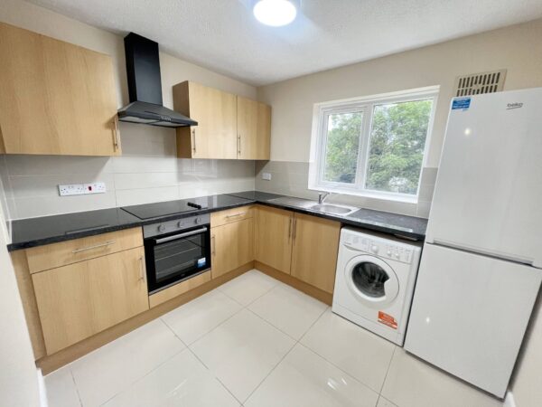 2 Bed Flat - Rosehill Court, Slough