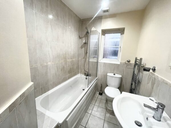 4 Bedroom House - Mirador Crescent, Slough