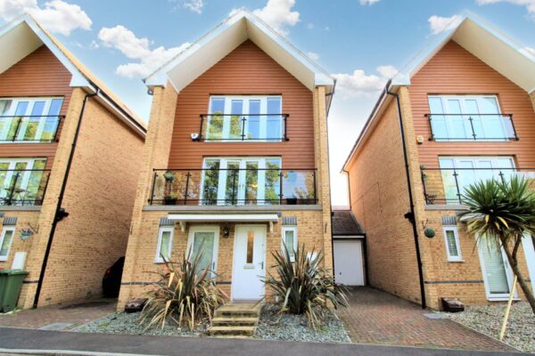 4 Bedroom Town House - Edgeworth Close, Langley