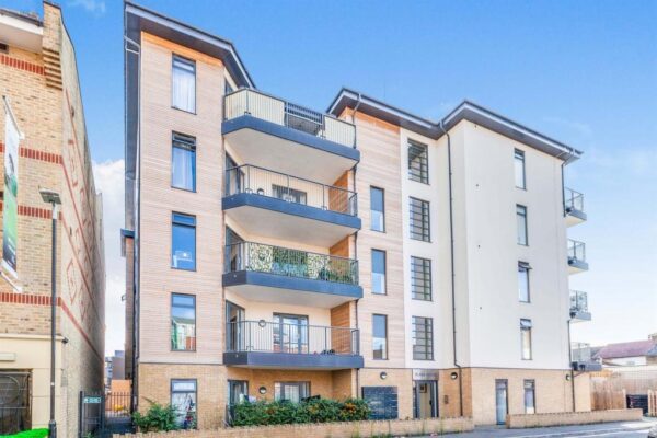 2 Bedroom Flat - Bishops Road, Slough