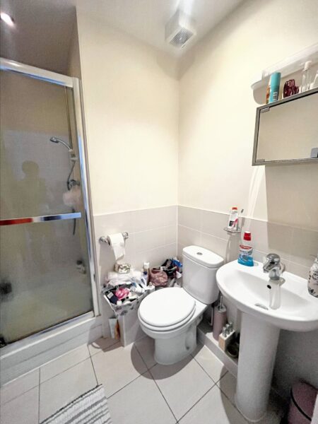 2 Bedroom 2 Bathroom Flat - Hayling Close, Slough