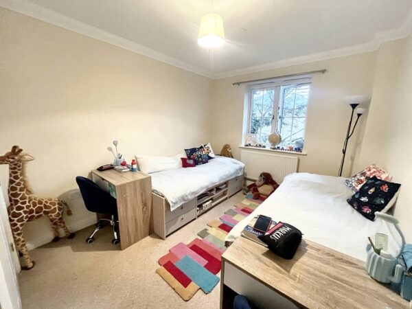 2 Bedroom 2 Bathroom Flat - Hayling Close, Slough