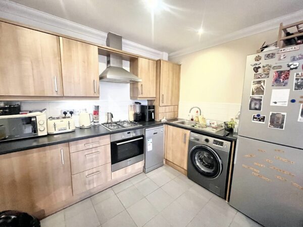 2 Bedroom 2 Bathroom Flat - Hayling Close, Slough