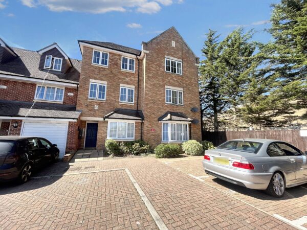 2 Bedroom 2 Bathroom Flat - Hayling Close, Slough