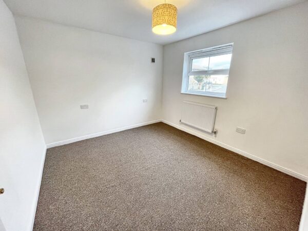 2 Bed Flat - Sydenham Gardens, Slough