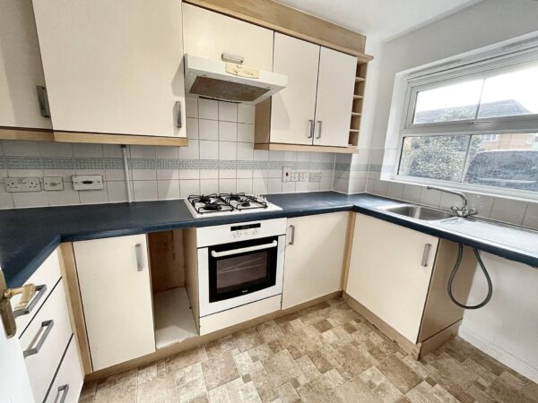 2 Bed Flat - Sydenham Gardens, Slough