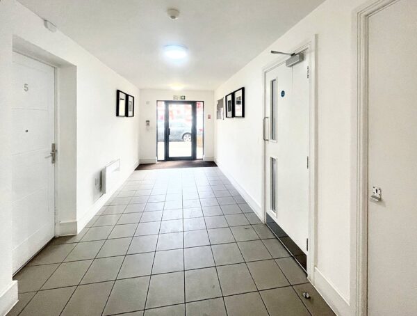 2 Bedroom Flat - Bishops Road, Slough