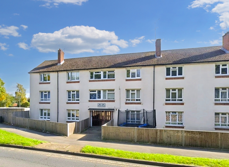 2 Bed Flat - Priory Road, Slough