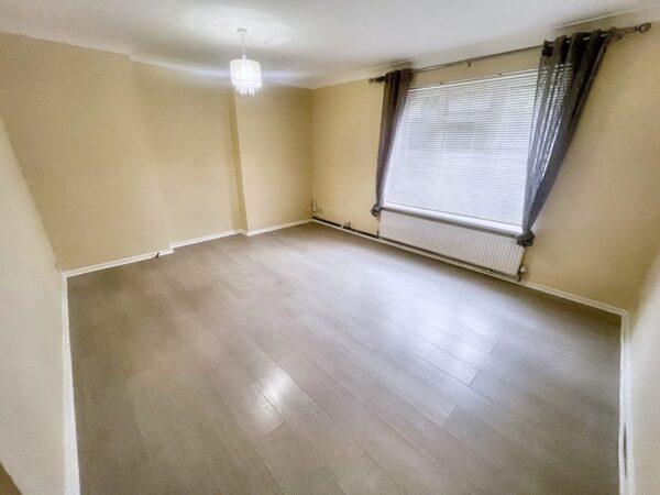 2 Bed Flat - Priory Road, Slough