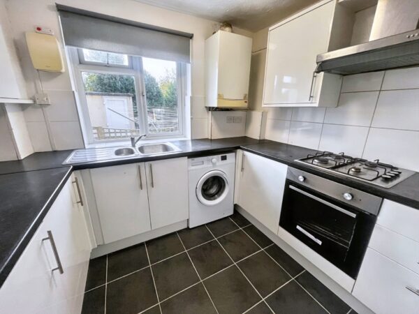 2 Bed Flat - Priory Road, Slough