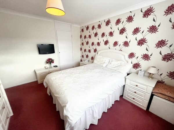 3 Bedroom House - Goodman Park, Slough