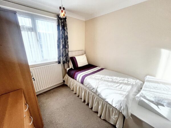 3 Bedroom House - Goodman Park, Slough