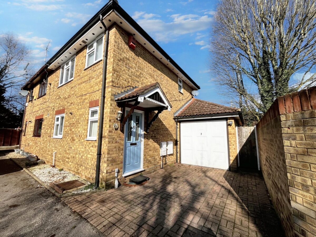 2 Bed House - Stanhope Road, Burnham