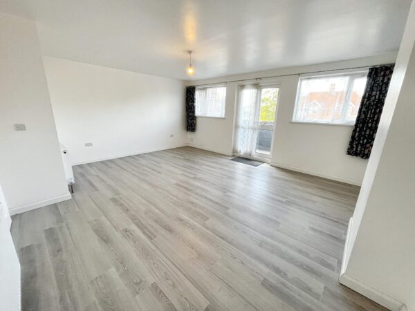 3 Bedroom Flat - Swakleys Road, Ickenham