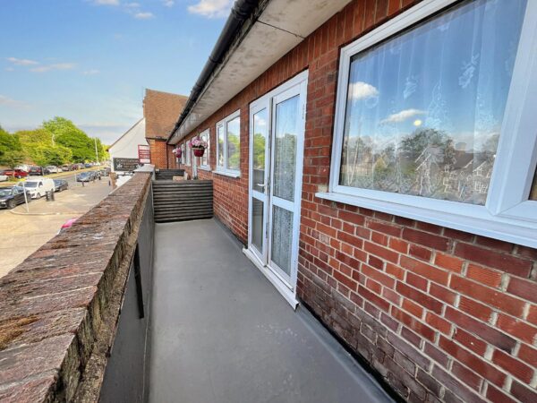 3 Bedroom Flat - Swakleys Road, Ickenham
