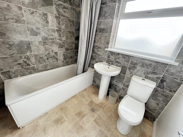 3 Bedroom Flat - Swakleys Road, Ickenham