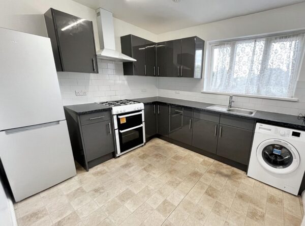 3 Bedroom Flat - Swakleys Road, Ickenham