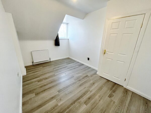3 Bedroom Flat - Swakleys Road, Ickenham
