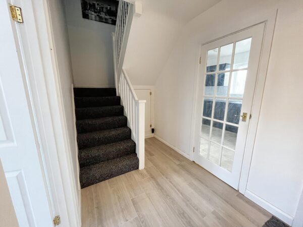3 Bedroom Flat - Swakleys Road, Ickenham