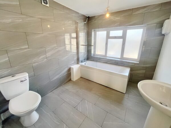 4 Bedroom House - Beech Hill Road, Ascot