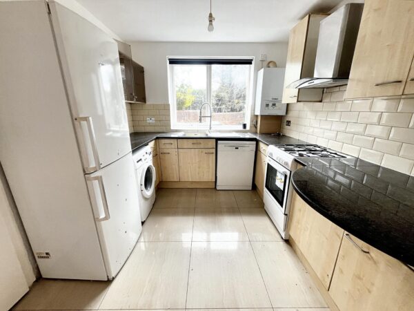 2 Bedroom Maisonette - Lansdowne Avenue, Slough