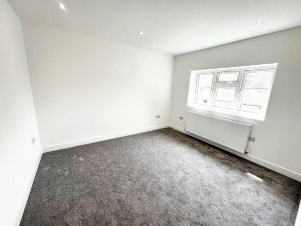 2 Bedroom Flat - Faraday Road, Slough