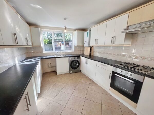 4 Bedroom House - Beech Hill Road, Ascot