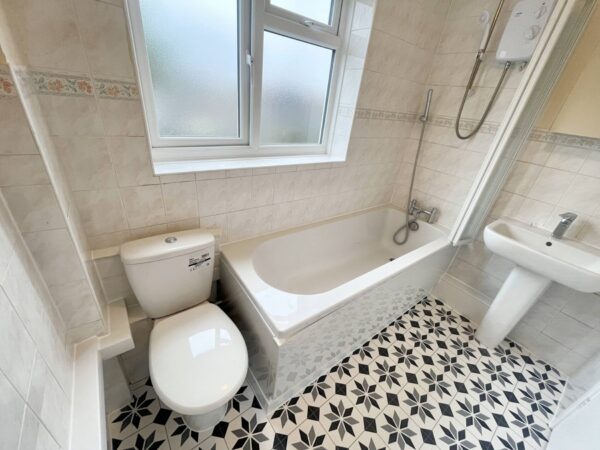 2 Bed Flat - Merton Road, Slough
