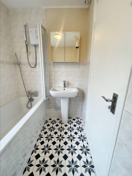 2 Bed Flat - Merton Road, Slough
