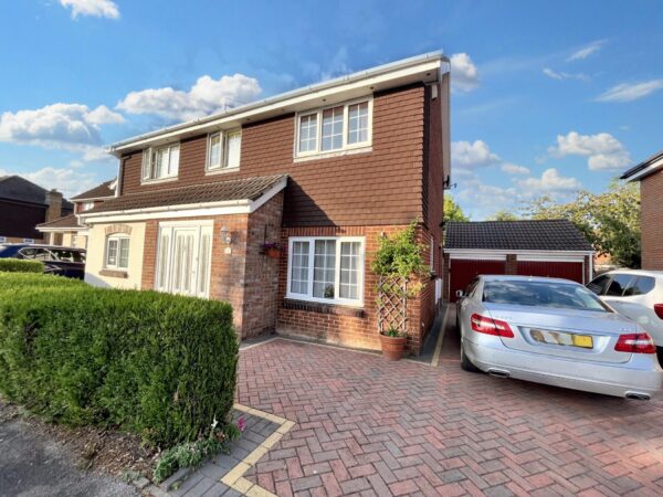 Studio - Lowbrook Drive,  Maidenhead