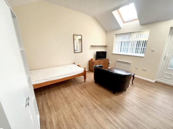 Studio - Lowbrook Drive,  Maidenhead
