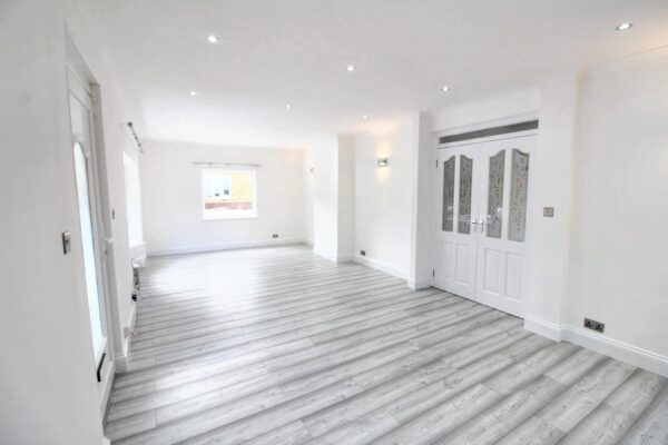 3 Bedroom Detached House - The Drive, Wraysbury