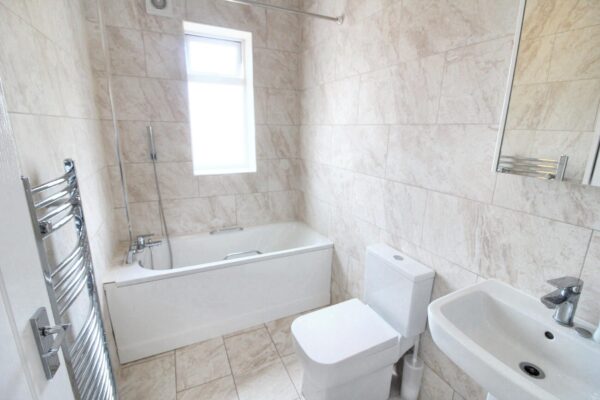 3 Bedroom Detached House - The Drive, Wraysbury