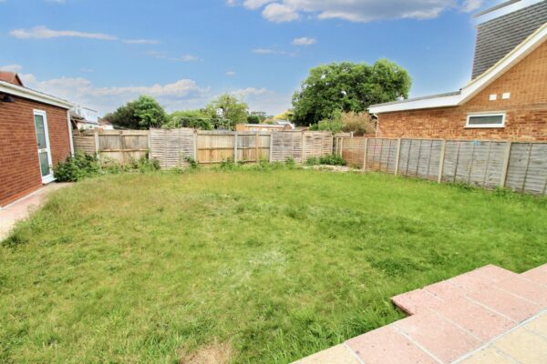 3 Bedroom Detached House - The Drive, Wraysbury