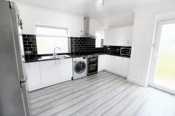 3 Bedroom Detached House - The Drive, Wraysbury