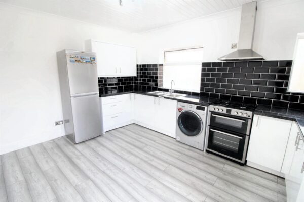 3 Bedroom Detached House - The Drive, Wraysbury